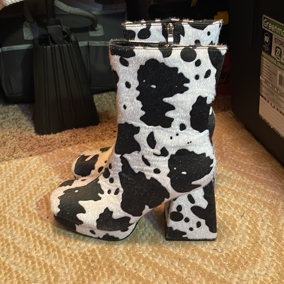 Public Desire Cow print boots Women’s WIDE 7 - Picture 2 of 6